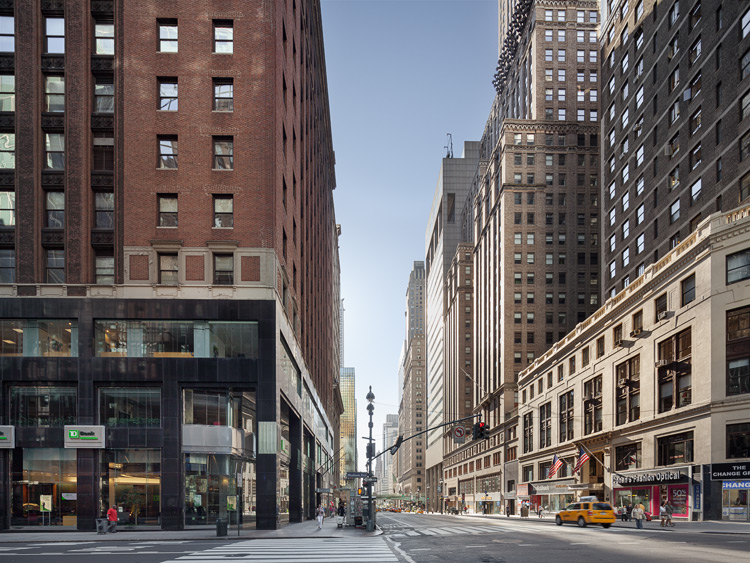 <p>E 42nd St East at Madison Av</p>
                 <p>New York City</p>
                 <p>September 2012</p>